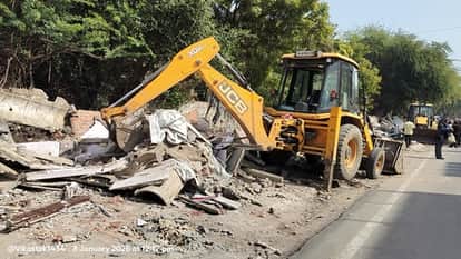 ADA took strict action on Srinagar Road in Ajmer demolishing more than 40 kiosks with JCB