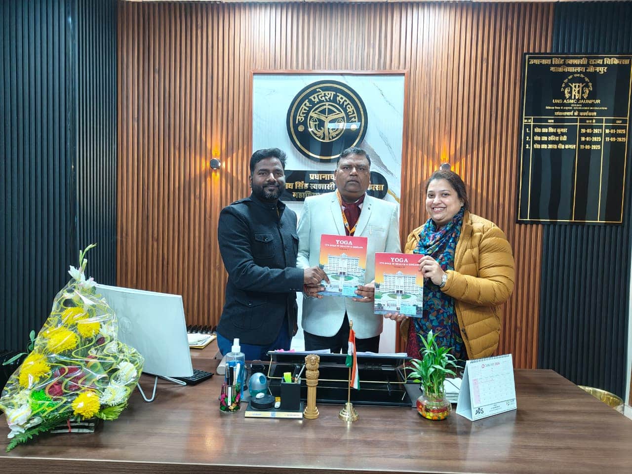 शोध चिकित्सक को प्रणाम पत्र देते मेडिकल कॉलेज के प्राचार्य।