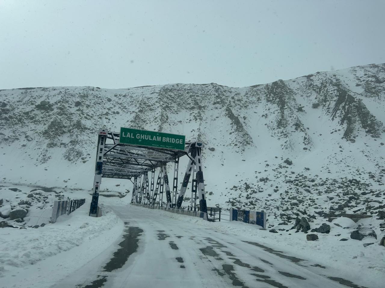 ताजा बर्फबारी के बाद मुगल रोड