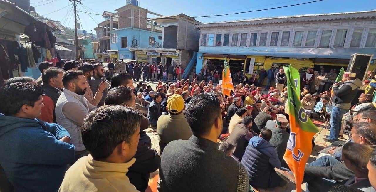 दलाश में भाजपा के विरोध प्रदर्शन के दौरान कार्यकर्ताओं को संबोधित करते विधायक लोकेंद्र कुमार। स