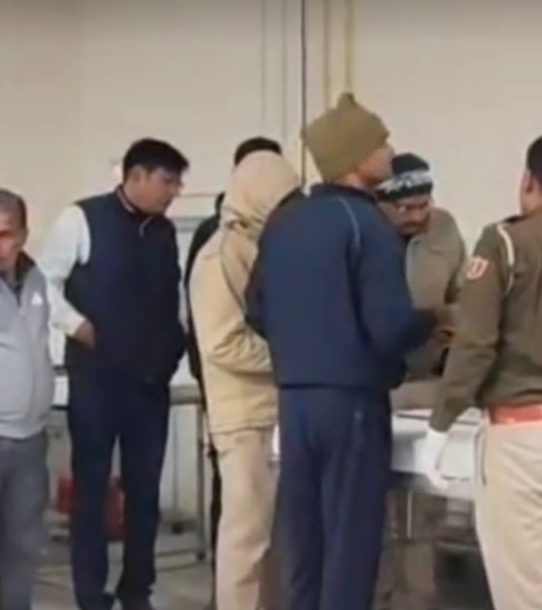 दौसा जिला अस्पताल में शव ले जाती टीम