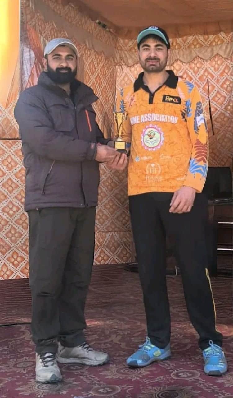 दत्तनगर में आयोजित क्वार्टर फाइनल मुकाबले में शतकीय पारी खेलने पर हर्ष कायथ को मेन ऑफ द मैच के 