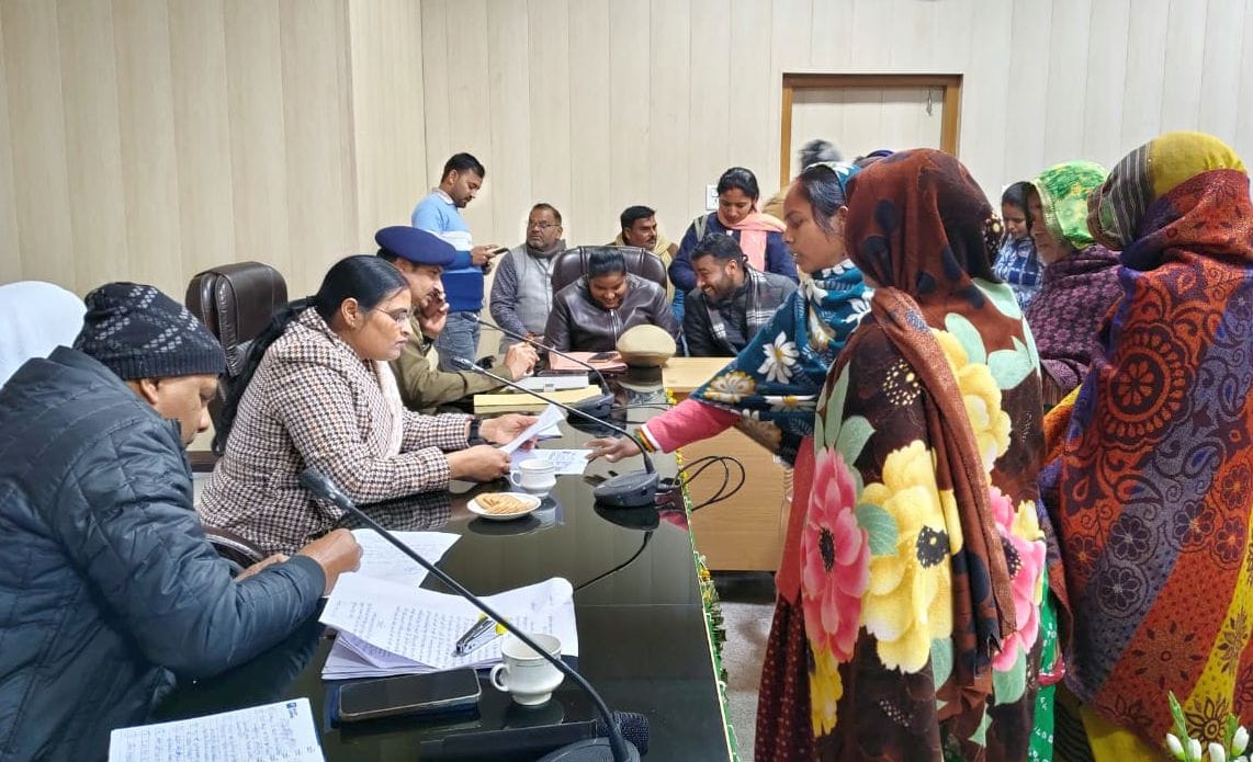 53 complaints received in the public hearing of the Women's Commission, 10 resolved on the spo