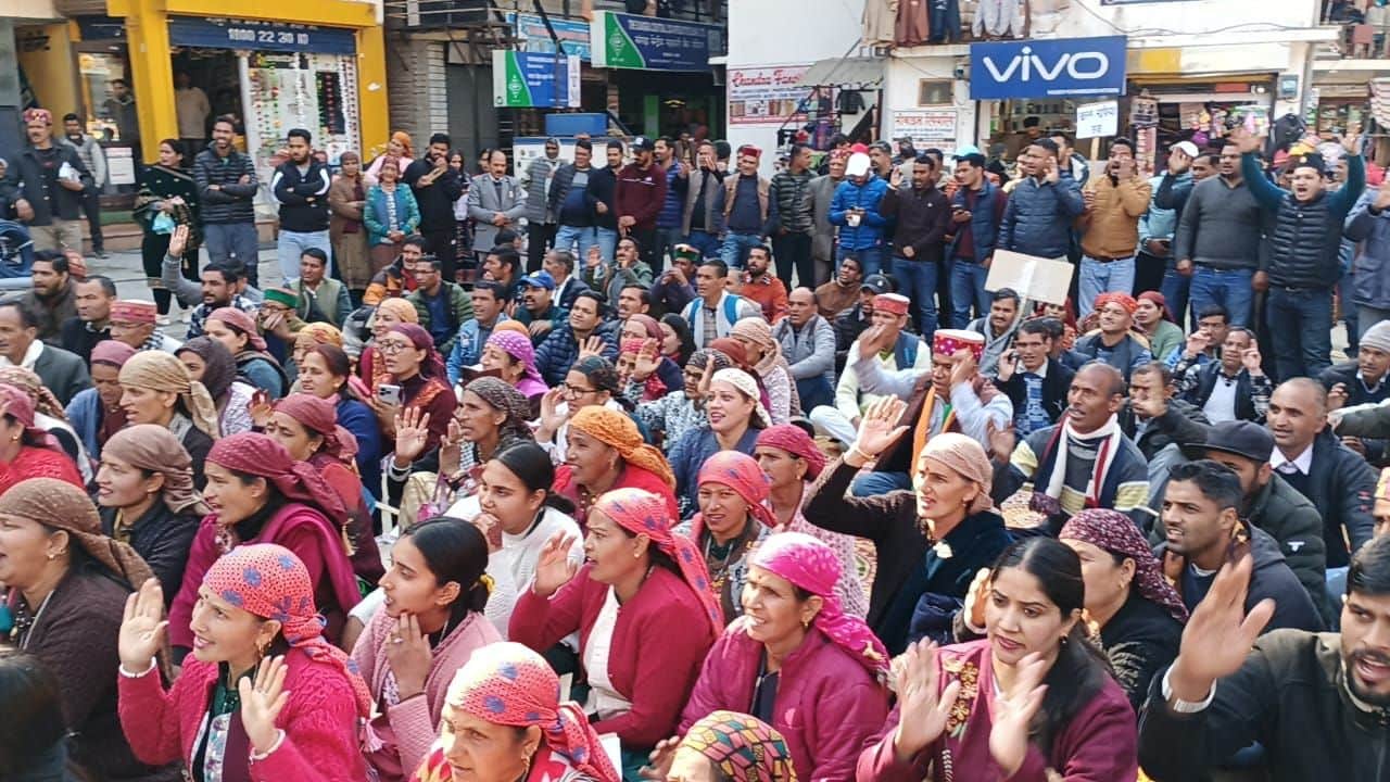 आनी में कांग्रेस सरकार के खिलाफ प्रदर्शन करते भाजपा के पदाधिकारी और कार्यकर्ता। संवाद