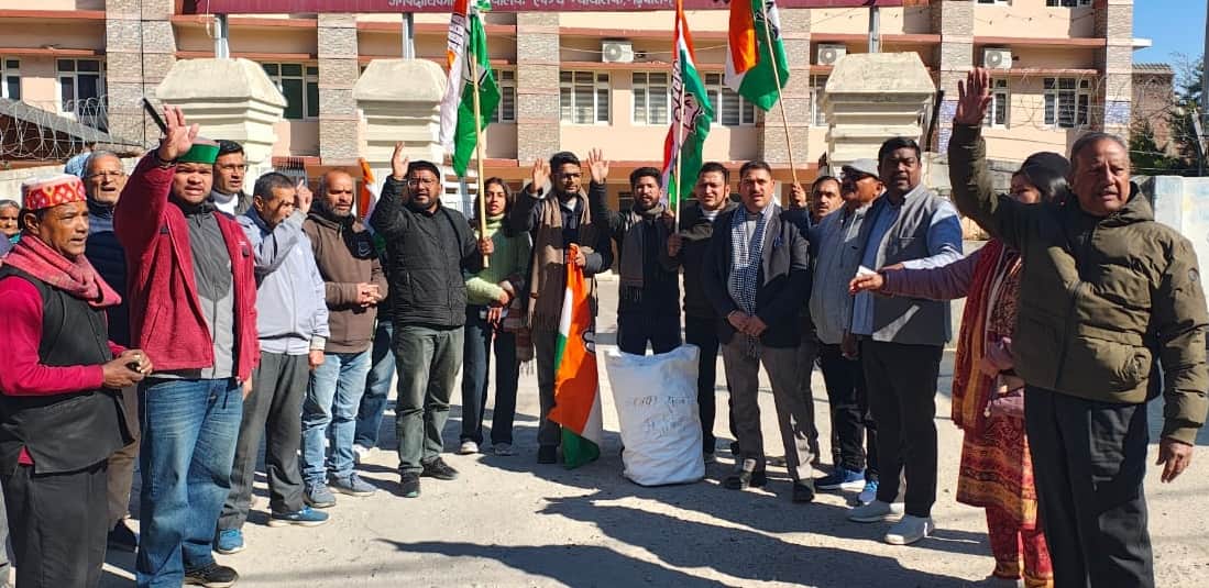 अंकिता भंडारी मामले की सीबीआई जांच की मांग को लेकर कलक्ट्रेट में प्रदर्शन करते कांग्रेसी- संवाद