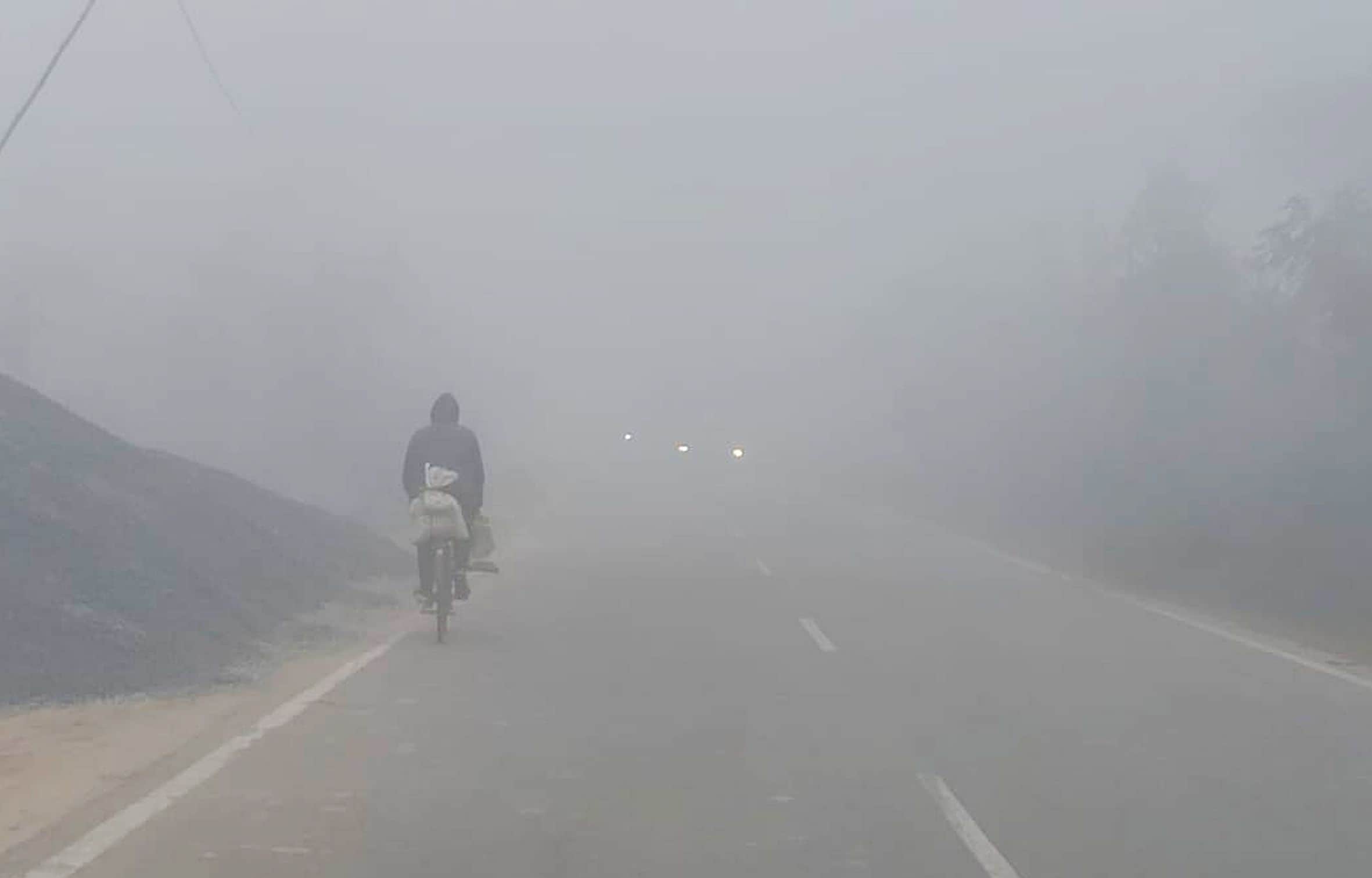 अमेठी-गौरीगंज मार्ग पर बृहस्पतिवार सुबह छाए कोहरे में आवागमन करते राहगीर। -संवाद