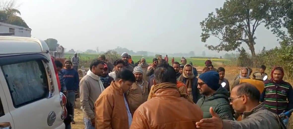 भदैंया के मिश्रपुर पुरैना गांव में जांच करने पहुंचे डीपीआरओ। -संवाद