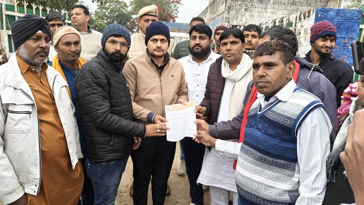 Workers demonstrated for their demands and submitted a memorandum to the SDM