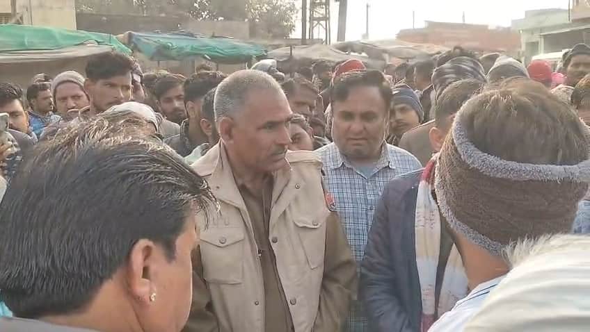 मौके पर मौजूद  लोग