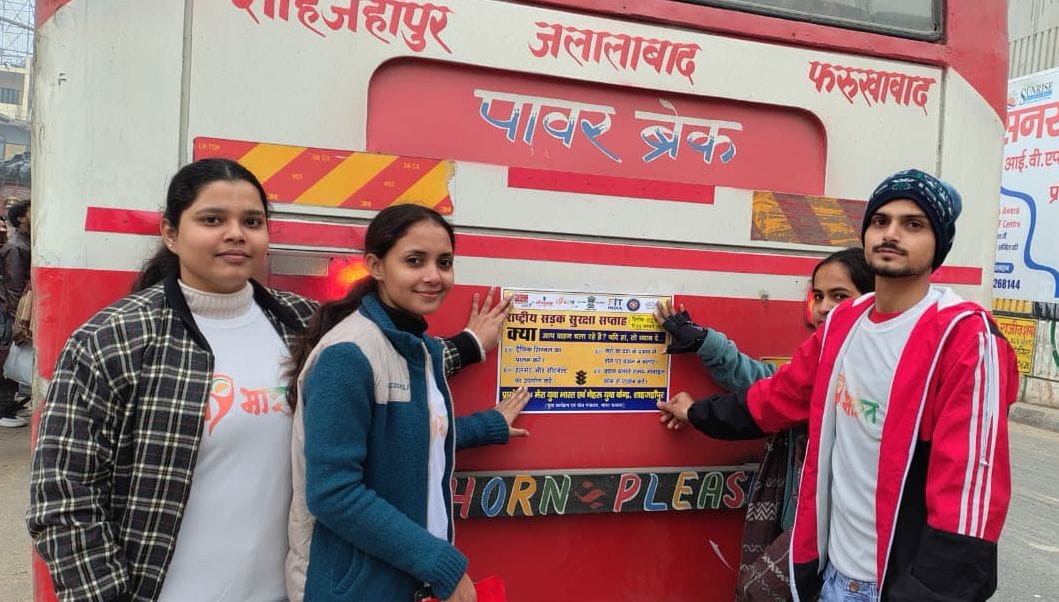 Reflectors were installed on 40 tractor-trolleys, and awareness was raised among the drivers.