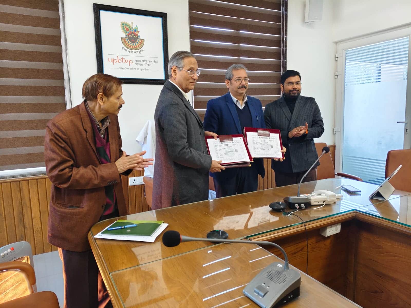 डॉ. ऐश्वर्या महाजन के साथ खड़े उपाध्यक्ष शैलजाकांत मिश्र और सीईओ सूरज पटेल।