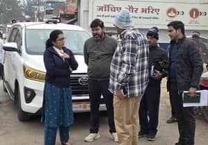 डीग अड्डा चौराहे पर निरीक्षण करतीं विप्रा उपाध्यक्ष लक्ष्मी एन व अन्य। 