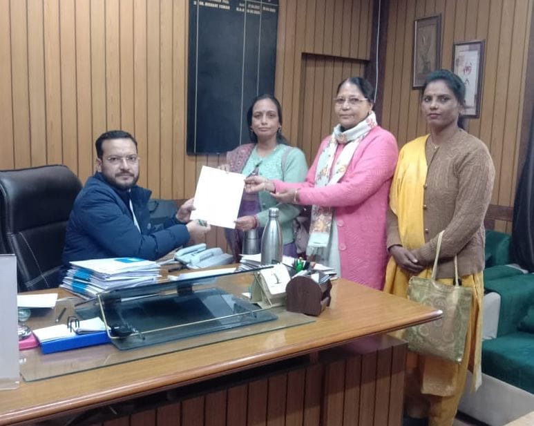 The government should give Rs 50 lakh compensation to the family of the Anganwadi worker who died in Mandi.