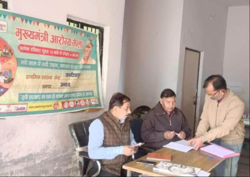 फोटो- 1- आरोग्य मेले का निरीक्षण करते प्रभारी सीएमओ डॉ.एचएन प्रसाद। आर्काइव