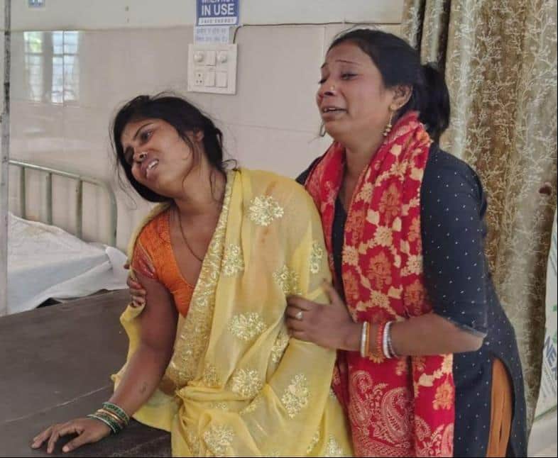 फोटो-10-पति की मौत पर बिलखती पत्नी व परिवार की महिला। संवाद