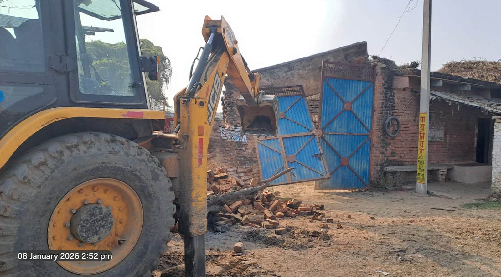 फोटो - 18 अकोढ़ी गांव में कब्जा हटाती जेसीबी मशीन। संवाद