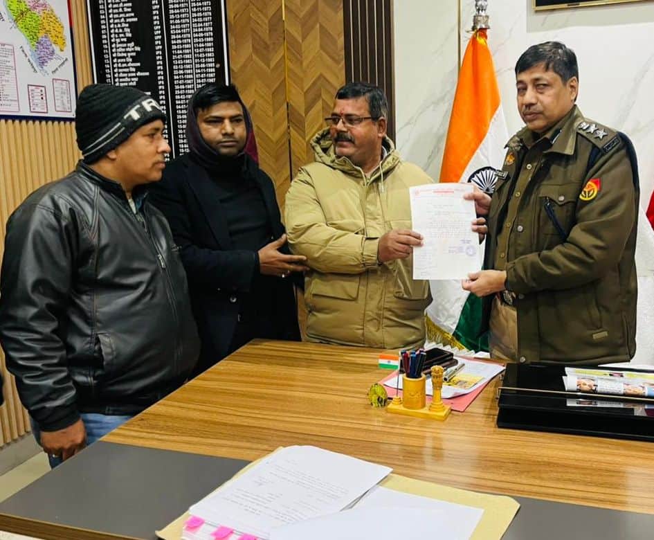 फोटो-18- चोरी के खुलासे के लिए एसपी जयप्रकाश सिंह को ज्ञापन देते पदाधिकारी। स्रोत: पाठक