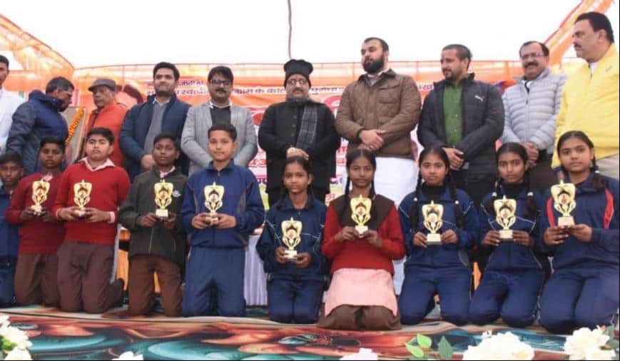 फोटो-21-विभिन्न प्रतियोगिताओं में विजयी प्रतिभागियों के साथ भाजपा जिलाध्यक्ष, अध्यक्ष प्रतिनिधि