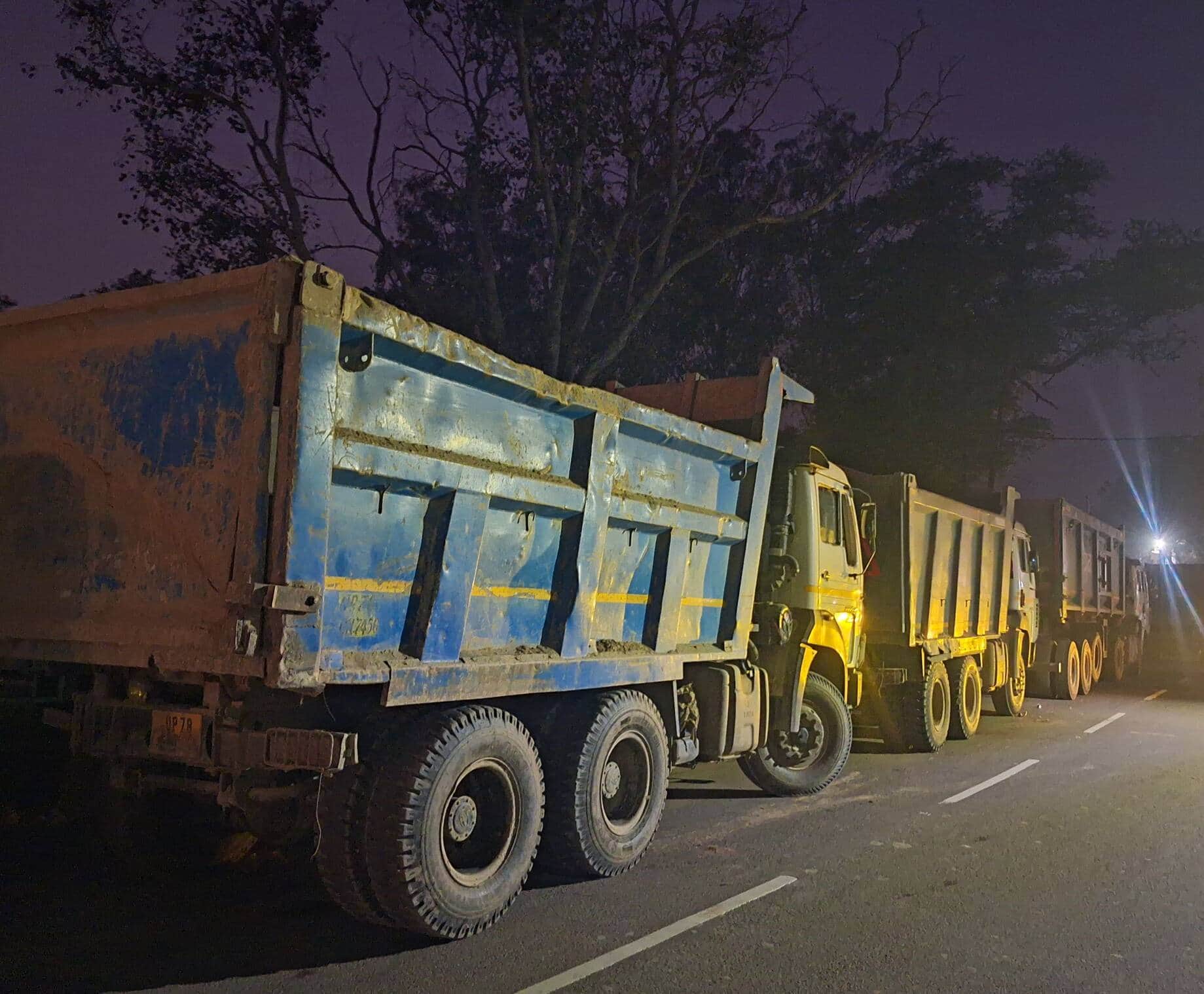 फोटो-26- अजगैन कोतवाली के बाहर खड़े सीज किए गए डंपर। स्रोत: पुलिस