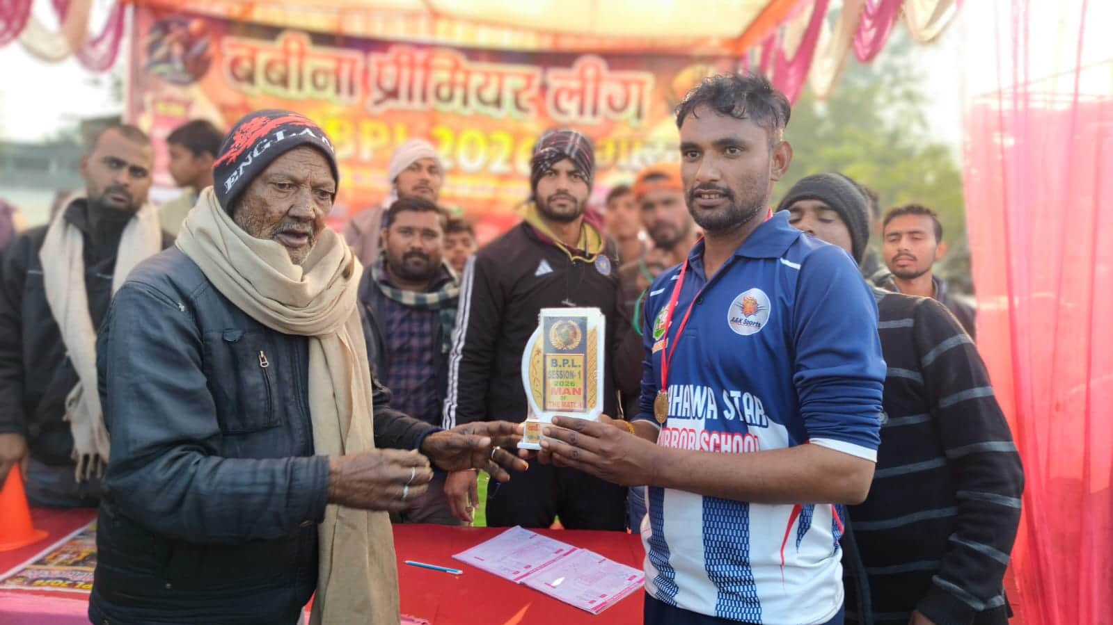 फोटो-27-सुनील यादव को मैन आफ द मैच देते अमर सिंह। संवाद