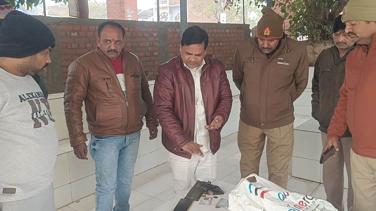 फोटो-5- पोस्टमार्टम हाउस में मौजूद मृतक बृजेश के परिजन। संवाद