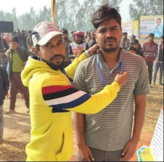 फोटो-6 खिलाड़ी मन्नू को मेडल पहनाते आयोजक। स्रोत: आयोजक