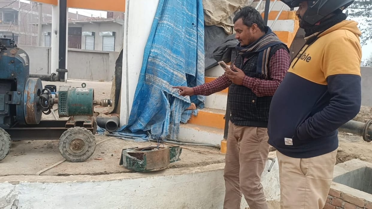 The guard was taken hostage and left bleeding, the criminals took away goods worth Rs 1 lakh.