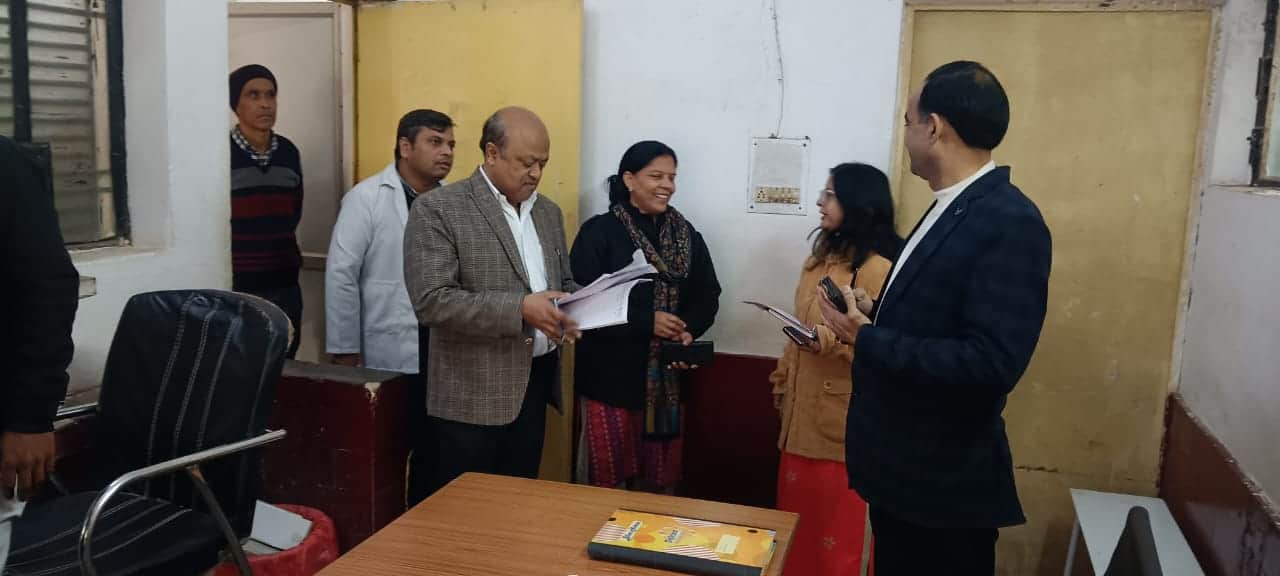 फतेहपुर सीएचसी का निरीक्षण करती शासन की ओर से नामित अधिकारी अरुणा सिंह।
