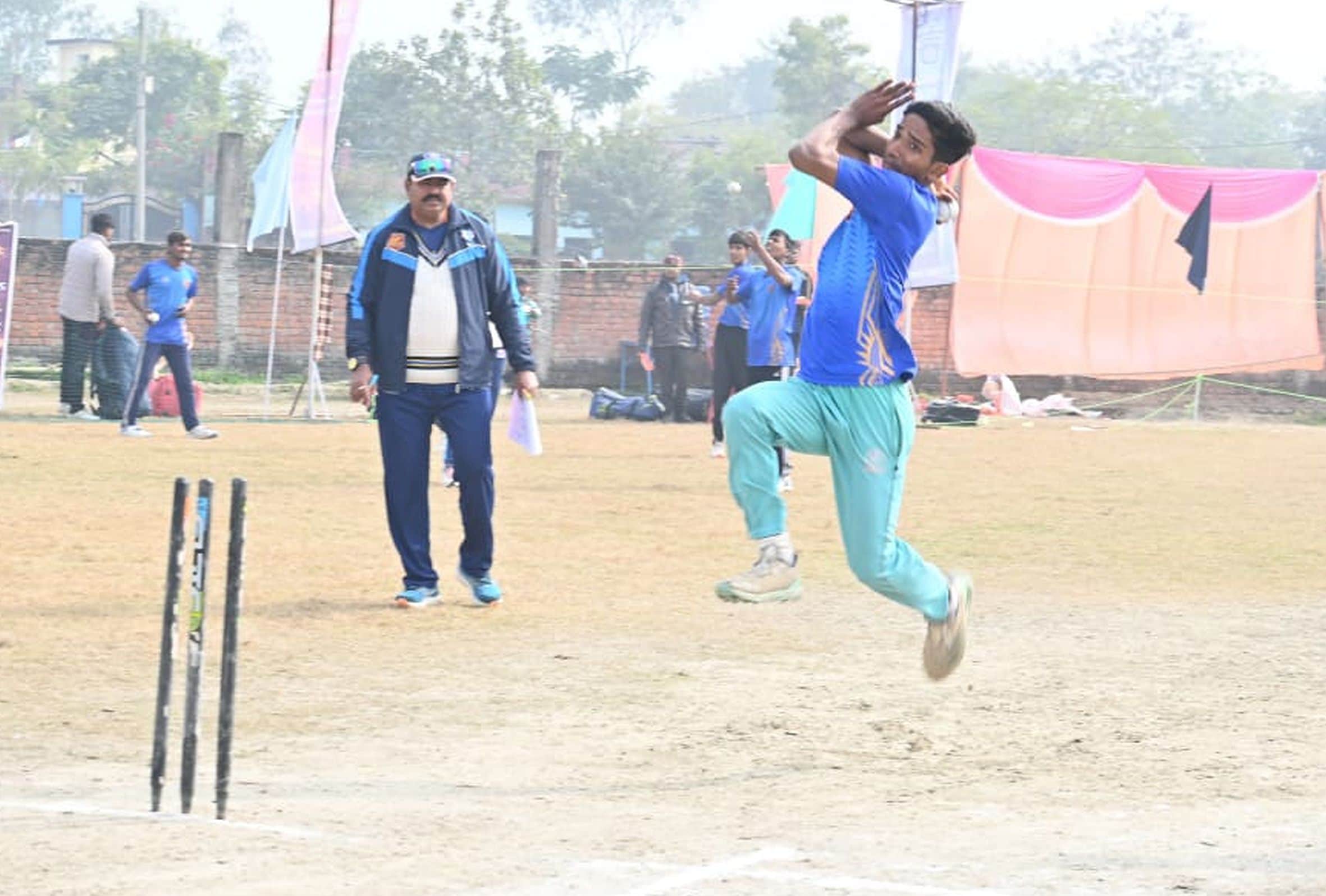  गौरीगंज के विशुनदासपुर स्थित खेल मैदान में बॉलिंग करता खिलाड़ी। स्रोत : आयोजक