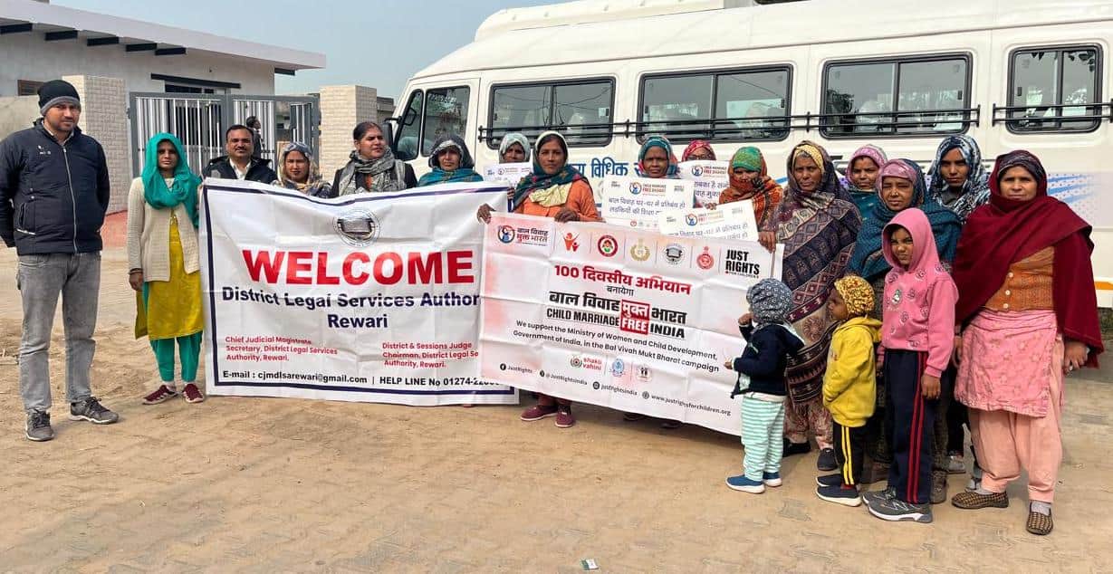 ग्रामीणों को नालसा योजनाओं व कानूनी सहायता बारे जागरूक करती टीम। स्रोत : प्रशासन