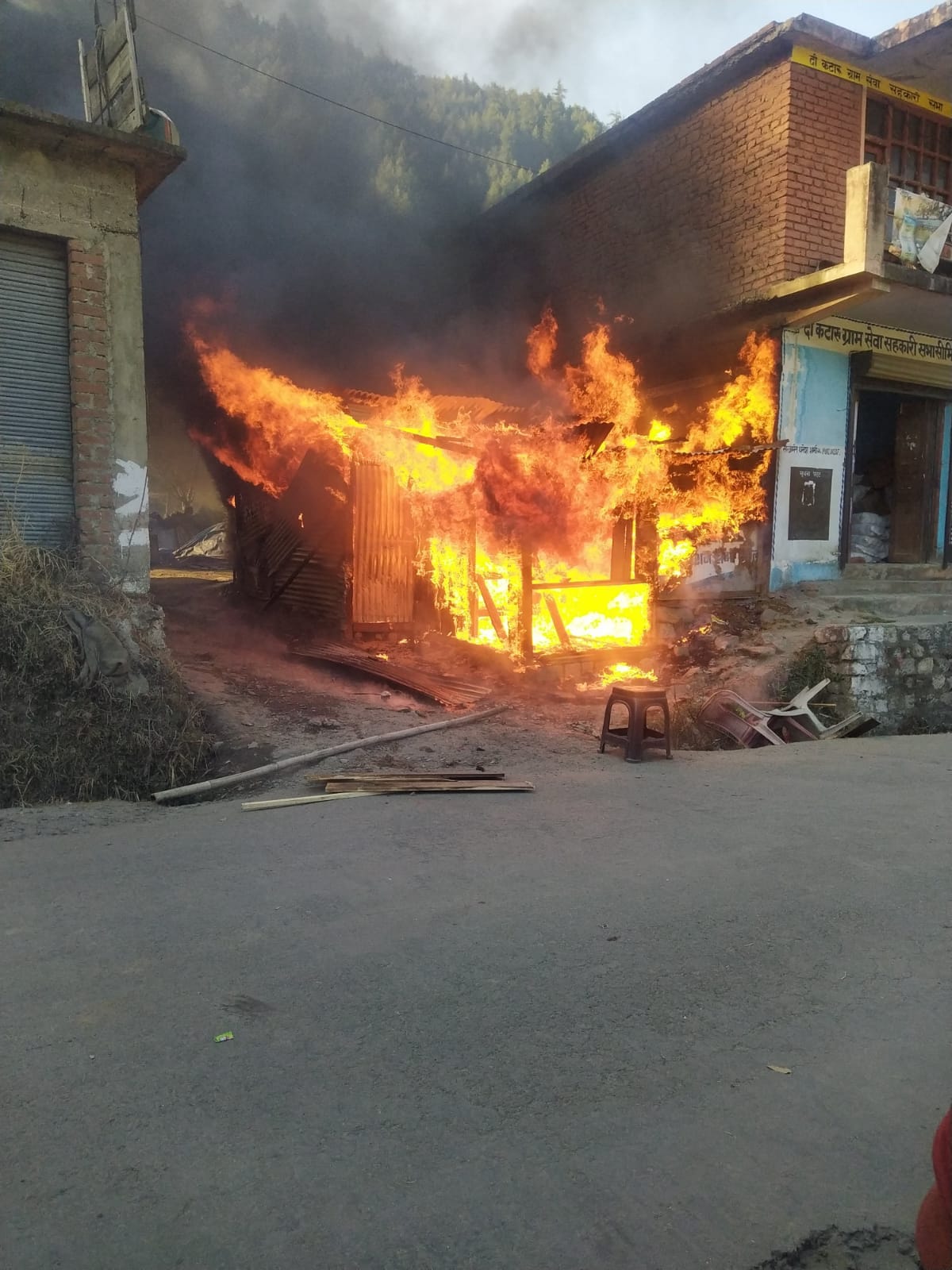 Shop burnt to ashes in Janjehli market