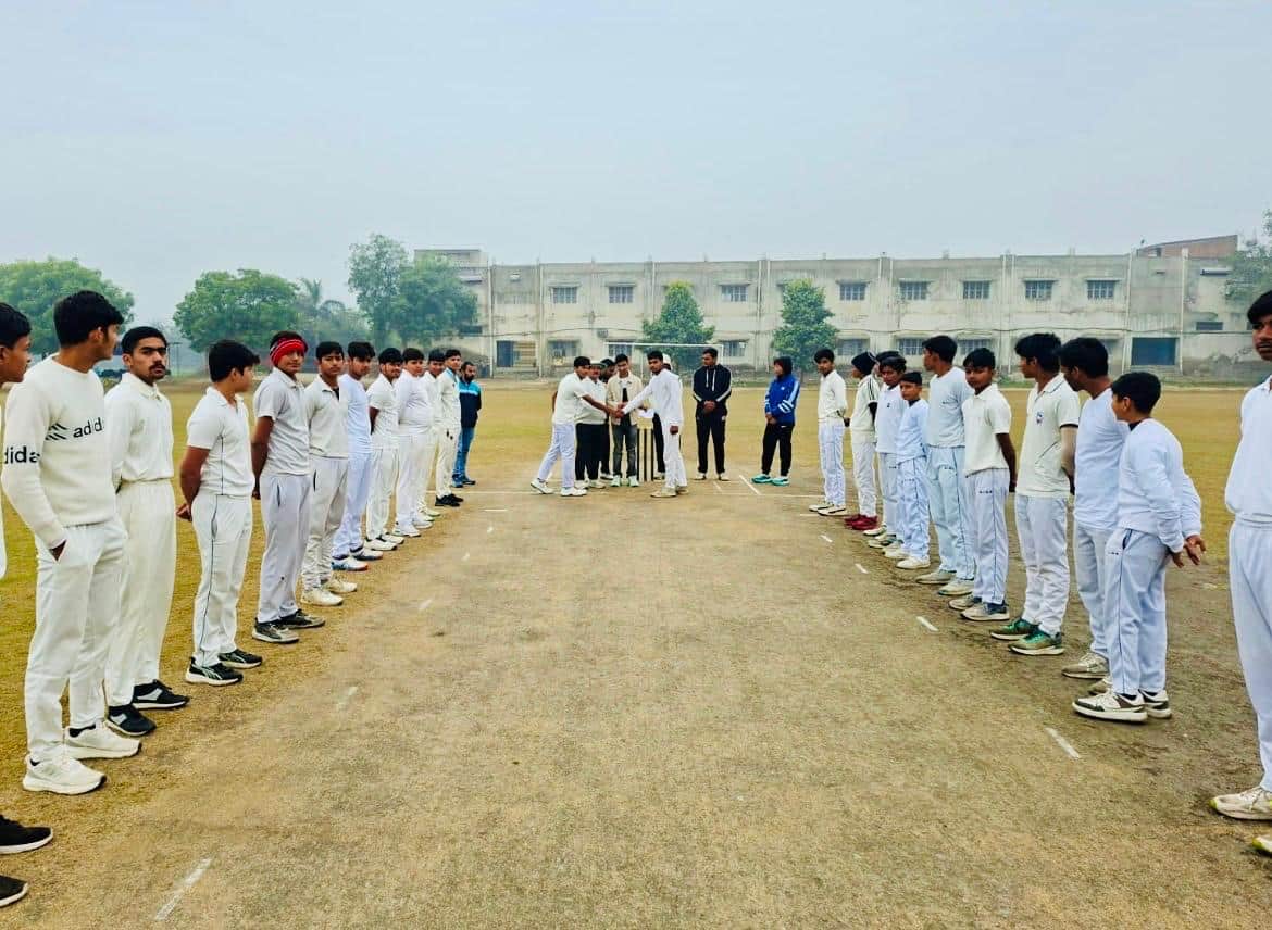 जिला स्तरीय जूनियर क्रिकेट लीग मैच में भाग लेती टीम। 