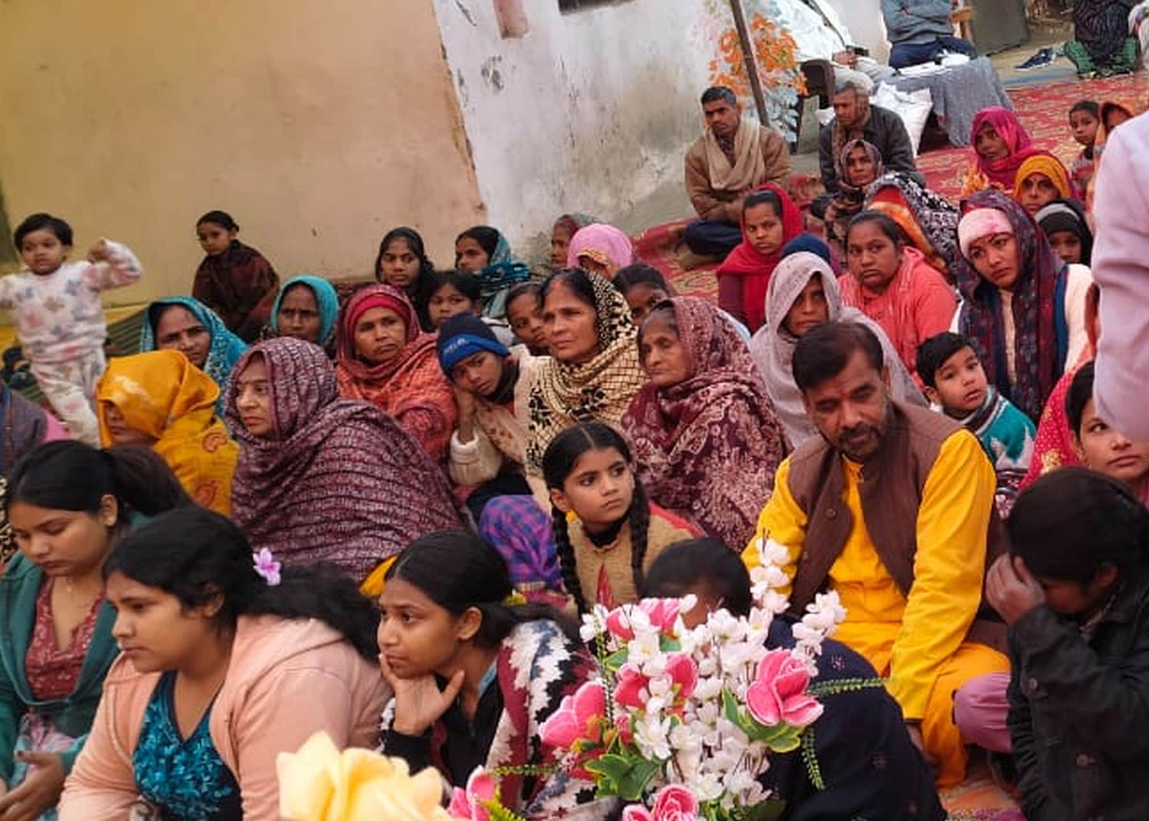 जामों के हरगांव में कथा सुनते श्रद्धालु। स्रोत-आयोजक