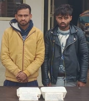 Two smugglers were arrested, and 890 grams of opium were recovered.