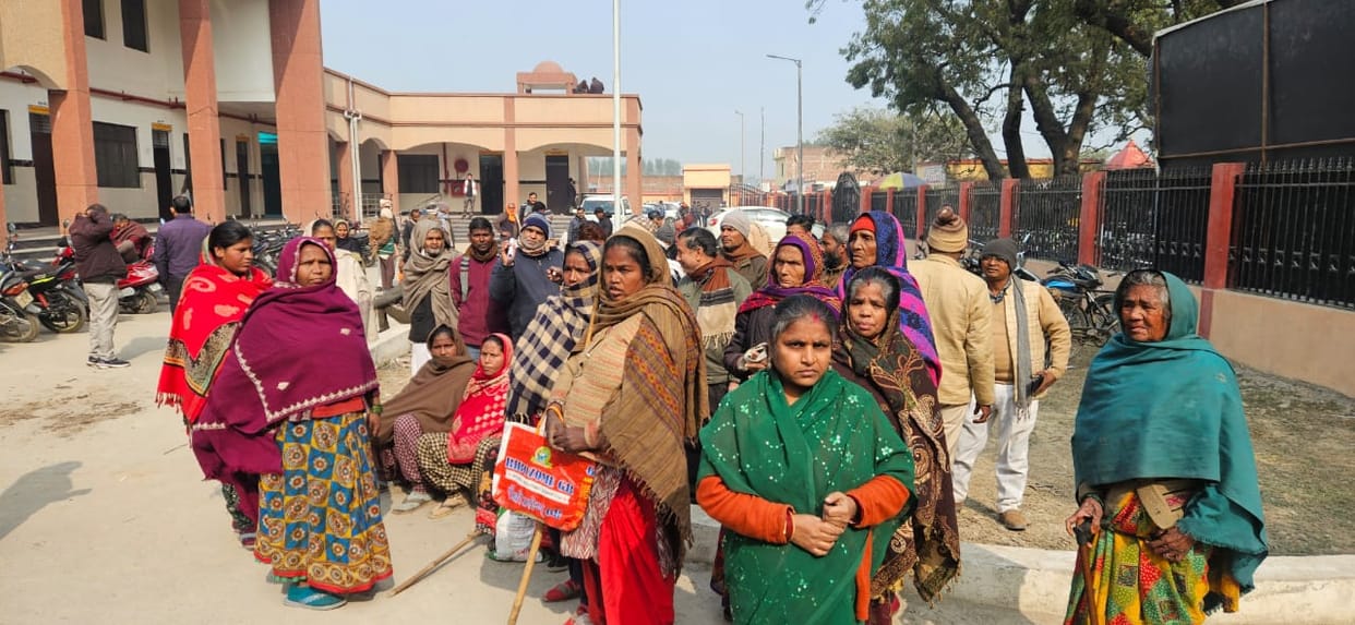 Elderly people gathered at the tehsil office hoping for blankets, but returned disappointed.