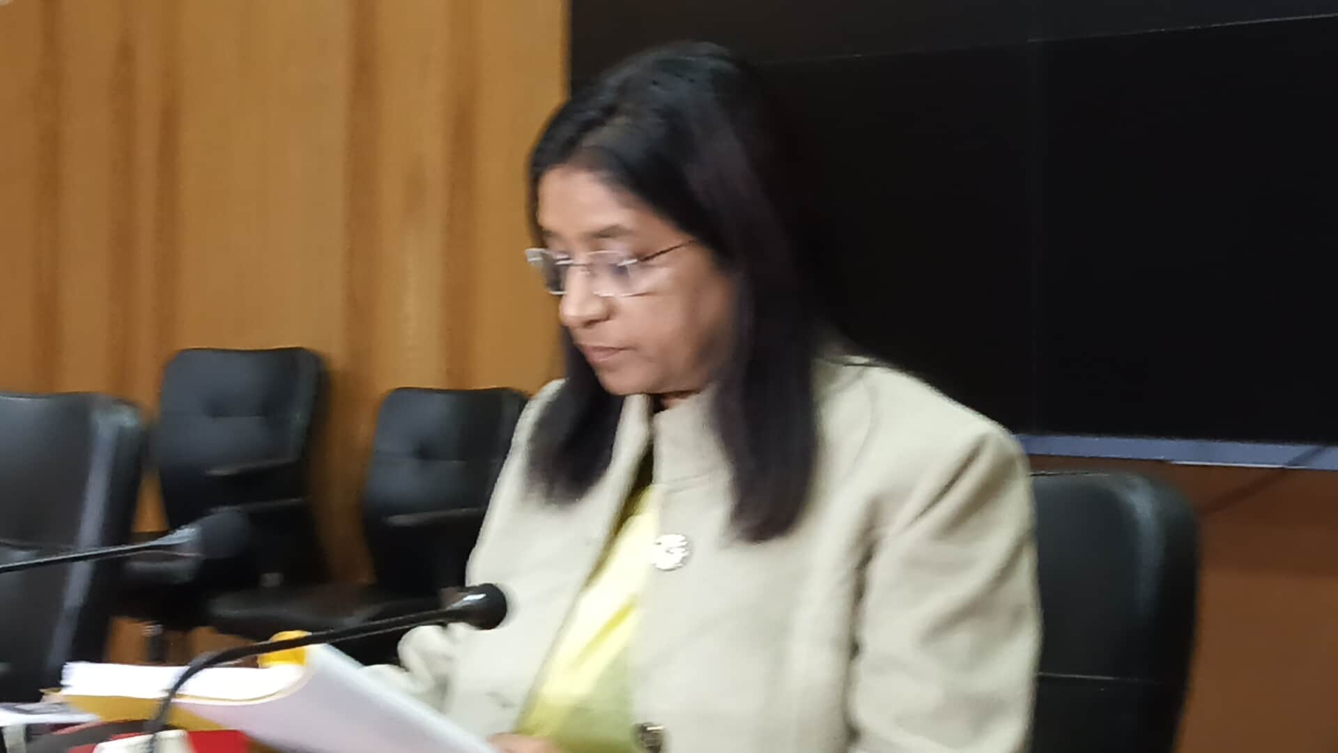 कैबिनेट बैठक में लिए गए प्रस्तावों की जानकारी देतीं कैबिनेट सचिव वंदना दाड़ेल