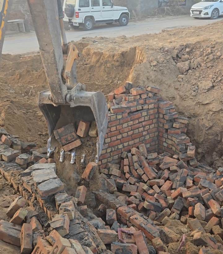 Illegal construction demolished in the illegal colony developing near Kanganpur railway crossing