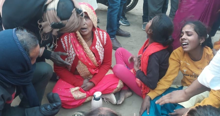 A villager who got out of an auto-rickshaw was run over by a truck and died.