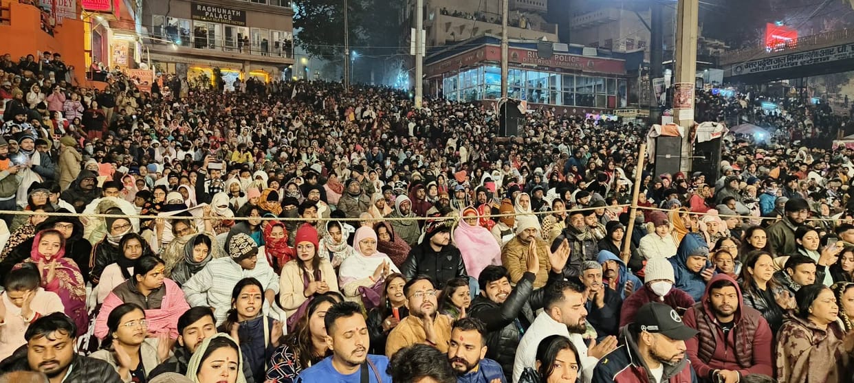 In the temperature of 4.8 degrees, devotees gathered on the banks of the Ganges
