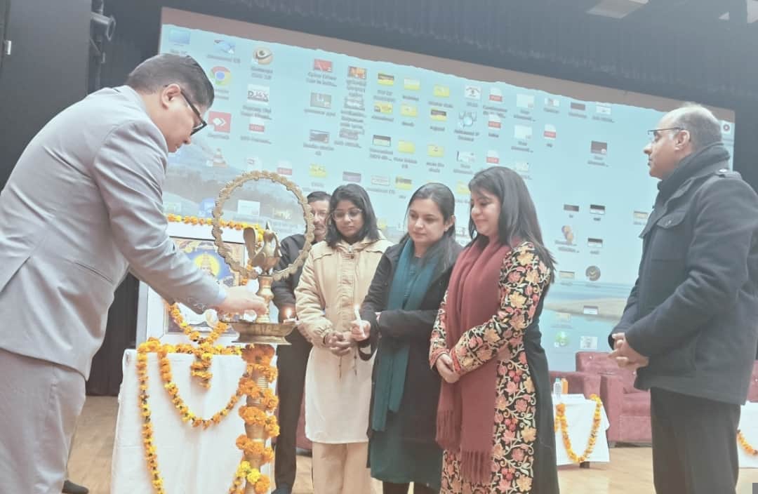 मेडिकल कॉलेज श्रीनगर में पब्लिक हेल्थ रिसर्च पर आयोजित कार्यशाला का उदघाटन करते अतिथि---संवाद