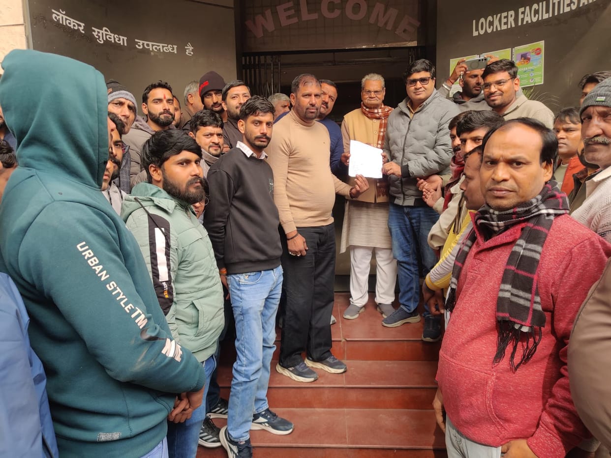 Employees raised demands for salary payment and service security