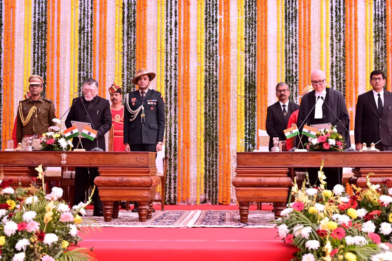 महेश शरदचंद्र सोनक लोकभावन में शपथ लेते हुए