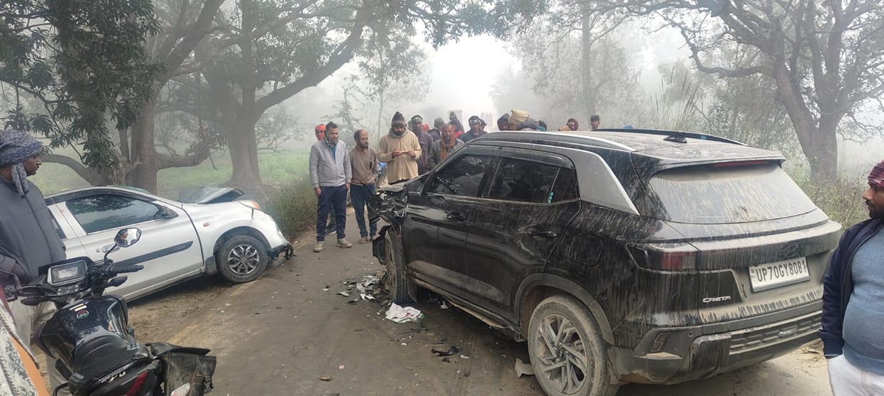 Two cars collided in fog, police personnel injured