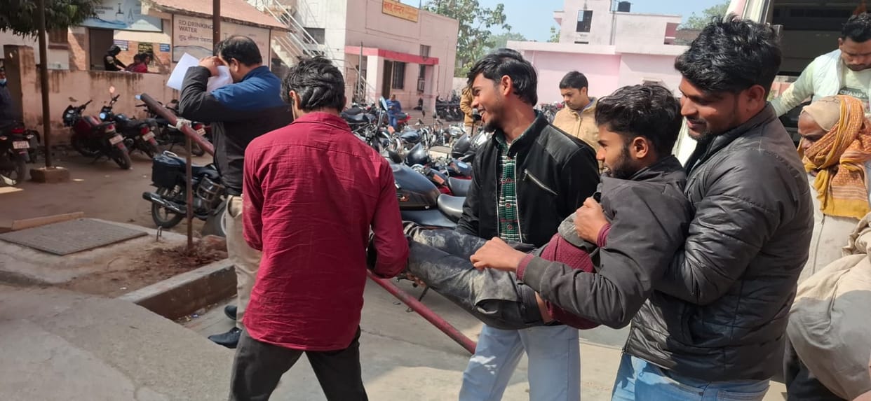 Patients are not getting stretchers in the medical college's emergency department.