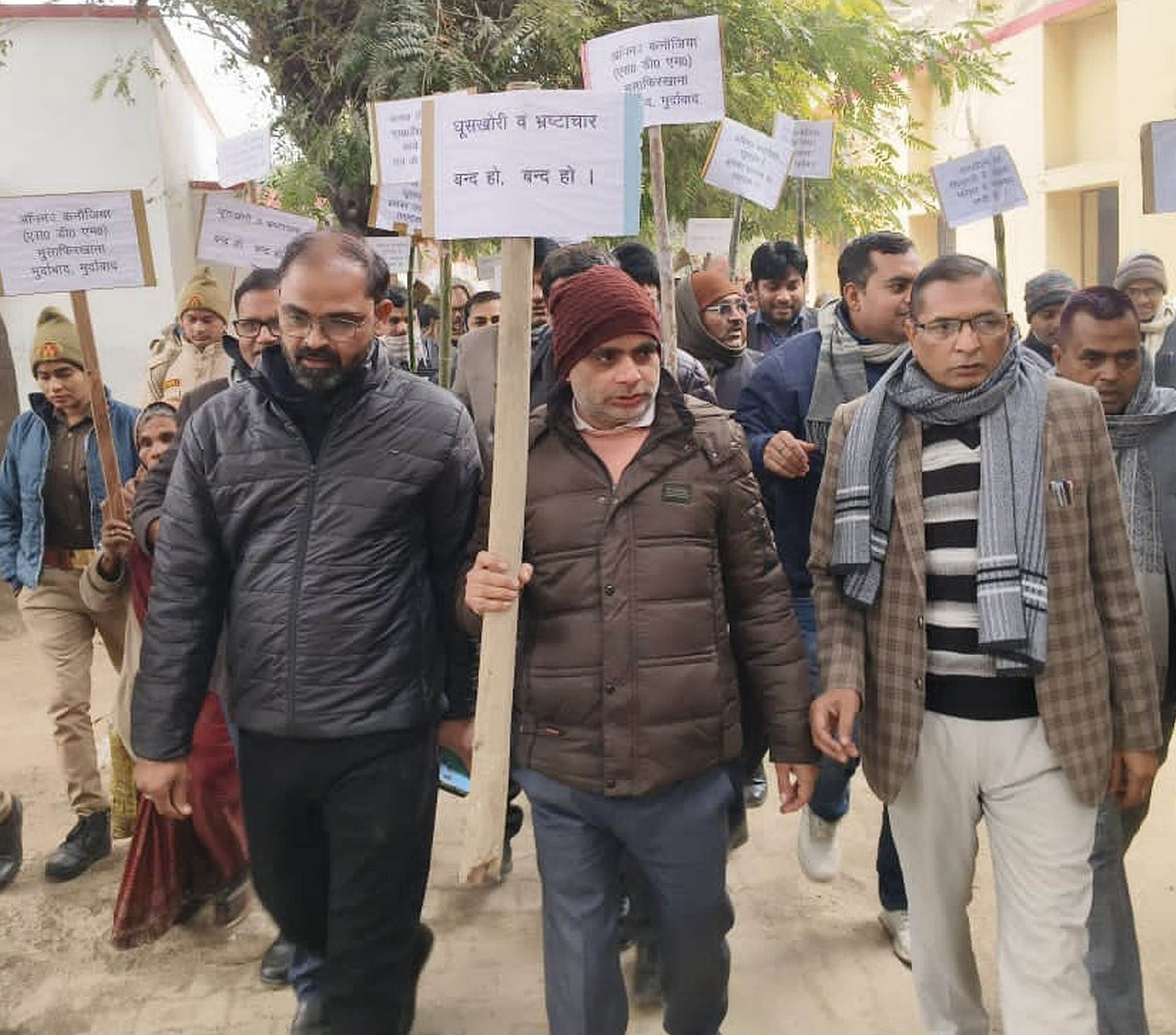 मुसाफिरखाना तहसील परिसर में प्रदर्शन करते अधिवकता। स्रोत : स्थानीय नागरिक