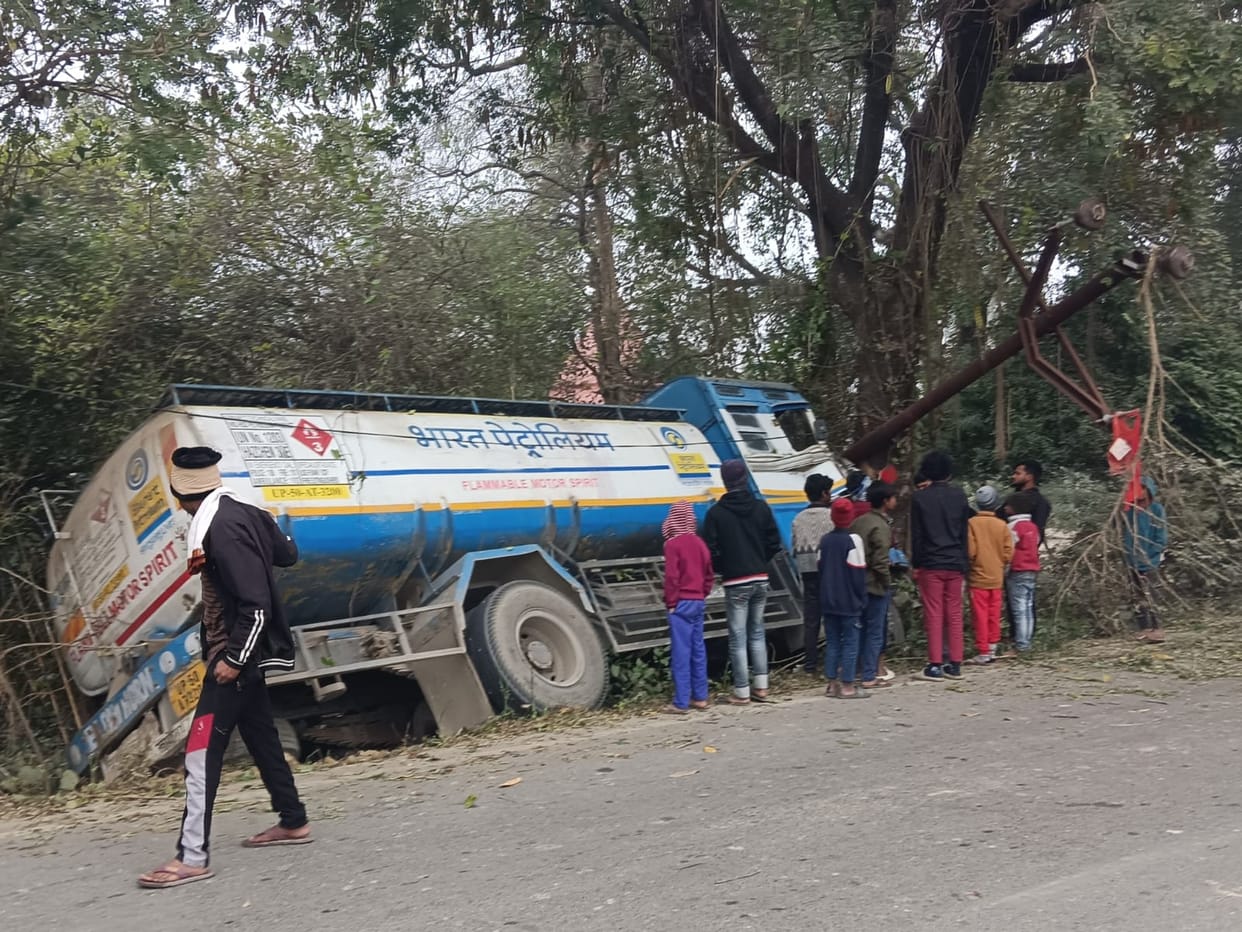 Oil tanker collides with pole, driver and operator evacuated after supply is cut off