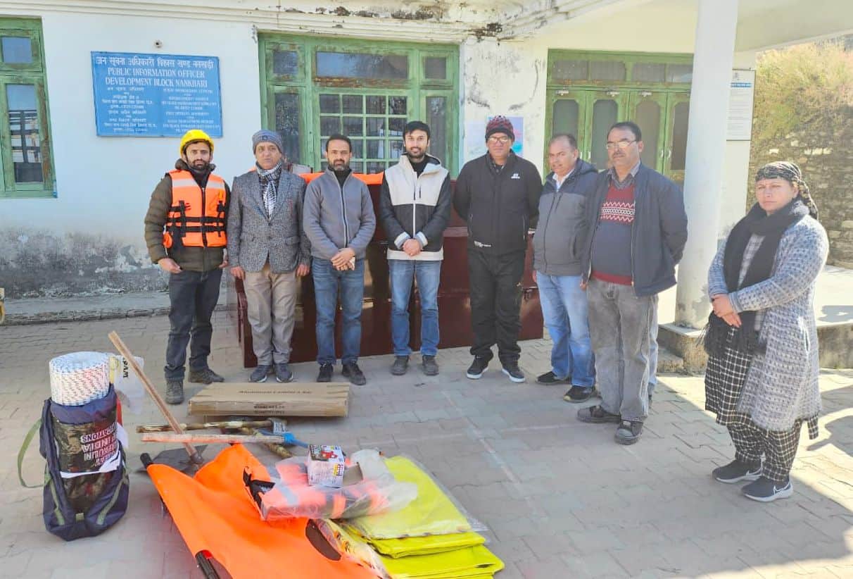 ननखड़ी में पंचायत प्रतिनिधियों को आपदा सुरक्षा किट वितरित करते हुए। स्रोत: एपीआरओ