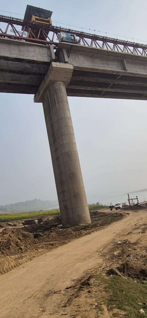 Vehicles passing under the under-construction Chambal bridge, fear of accident