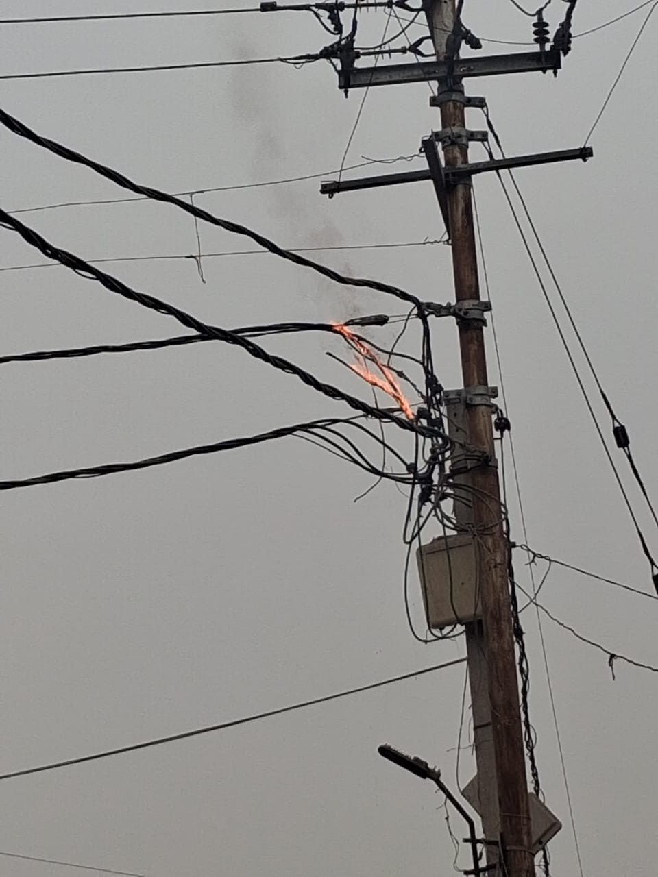 Electricity workers did not pick up the phone, the cable kept burning