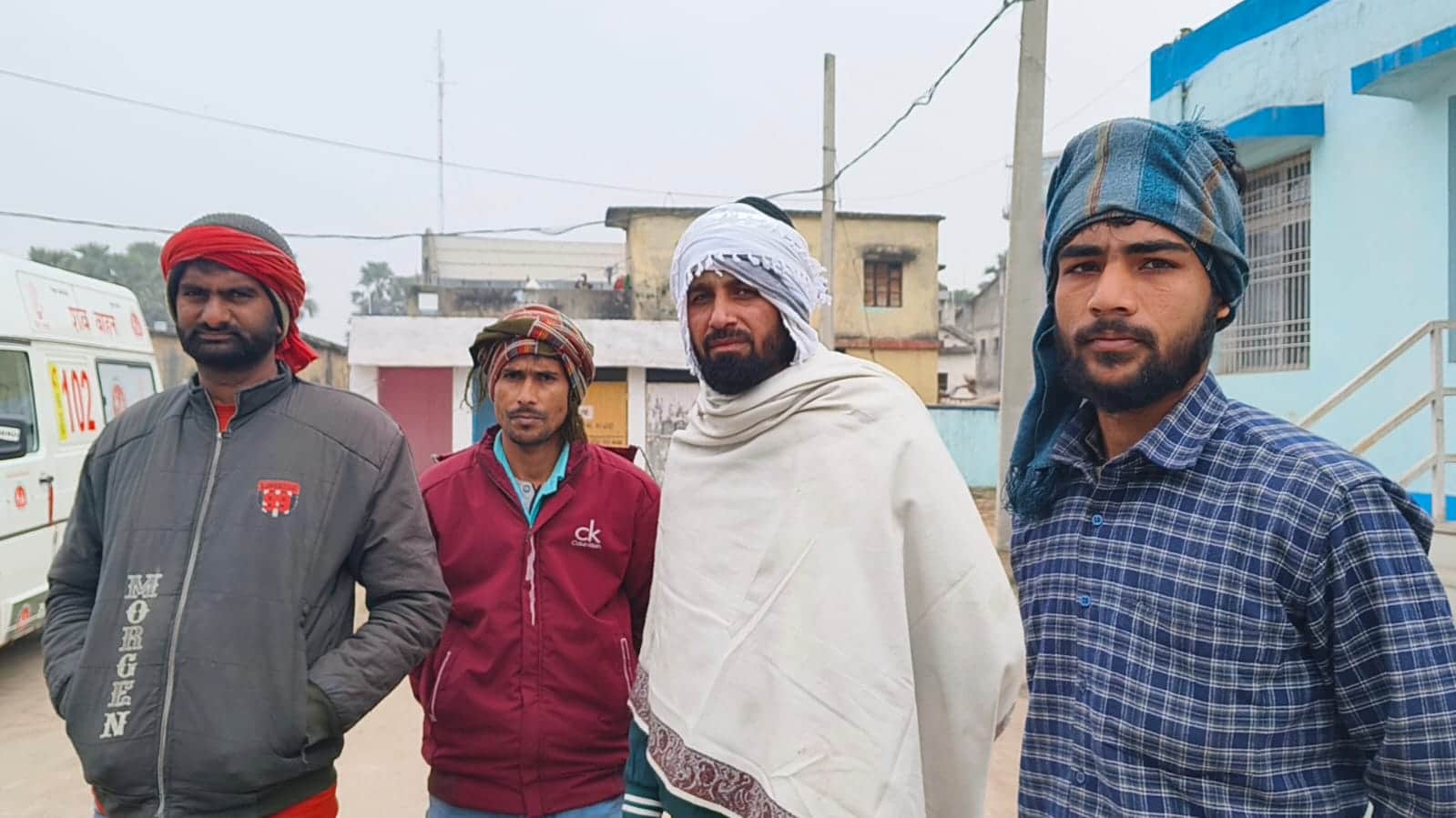 पोस्टमार्टम हाउस के बाहर खड़े मृतक के परिजन